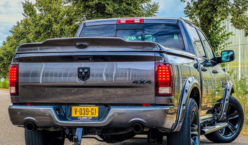 DODGE RAM 1500 5.7L HEMI V8 4X4 * SPORT * WIDE BODY * BLACK-OPPS * FULL OPTION * LIEFHEBBER * LUCHTVERING * AFSTAND START * 20 INCH LICHTMETALEN SPORTVELGEN * CUSTOM OPEN UITLAATSYSTEEM MET AFSTANDSBEDIENING * vol