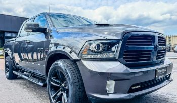 DODGE RAM 1500 5.7L HEMI V8 4X4 * SPORT * WIDE BODY * BLACK-OPPS * FULL OPTION * LIEFHEBBER * LUCHTVERING * AFSTAND START * 20 INCH LICHTMETALEN SPORTVELGEN * CUSTOM OPEN UITLAATSYSTEEM MET AFSTANDSBEDIENING * vol