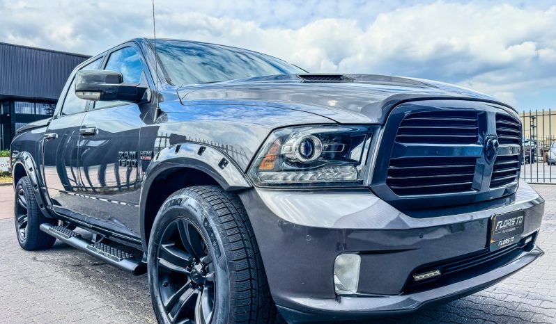 DODGE RAM 1500 5.7L HEMI V8 4X4 * SPORT * WIDE BODY * BLACK-OPPS * FULL OPTION * LIEFHEBBER * LUCHTVERING * AFSTAND START * 20 INCH LICHTMETALEN SPORTVELGEN * CUSTOM OPEN UITLAATSYSTEEM MET AFSTANDSBEDIENING * vol