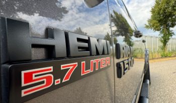 DODGE RAM 1500 5.7L HEMI V8 4X4 * SPORT * WIDE BODY * BLACK-OPPS * FULL OPTION * LIEFHEBBER * LUCHTVERING * AFSTAND START * 20 INCH LICHTMETALEN SPORTVELGEN * CUSTOM OPEN UITLAATSYSTEEM MET AFSTANDSBEDIENING * vol