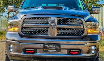 DODGE RAM 1500 5.7L HEMI V8 4X4 401PK * LARAMIE * BLACK-OPPS * 1E EIGENAAR * CUSTOM PERFORMANCE HOOD * AFSTAND START * 122 LITER PRINS LPG * 3500 KG TREKGEWICHT TREKHAAK * SMOKE VERLICHTING ROND OM * STOELVERKOELING * STOELVERWARMING * STUURVERWARMING * vol