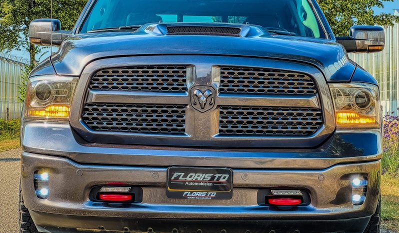 DODGE RAM 1500 5.7L HEMI V8 4X4 401PK * LARAMIE * BLACK-OPPS * 1E EIGENAAR * CUSTOM PERFORMANCE HOOD * AFSTAND START * 122 LITER PRINS LPG * 3500 KG TREKGEWICHT TREKHAAK * SMOKE VERLICHTING ROND OM * STOELVERKOELING * STOELVERWARMING * STUURVERWARMING * vol