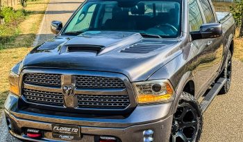 DODGE RAM 1500 5.7L HEMI V8 4X4 401PK * LARAMIE * BLACK-OPPS * 1E EIGENAAR * CUSTOM PERFORMANCE HOOD * AFSTAND START * 122 LITER PRINS LPG * 3500 KG TREKGEWICHT TREKHAAK * SMOKE VERLICHTING ROND OM * STOELVERKOELING * STOELVERWARMING * STUURVERWARMING * vol