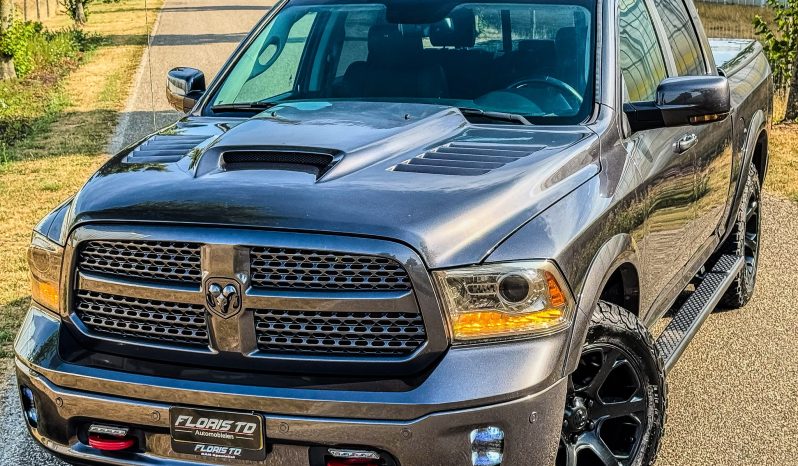 DODGE RAM 1500 5.7L HEMI V8 4X4 401PK * LARAMIE * BLACK-OPPS * 1E EIGENAAR * CUSTOM PERFORMANCE HOOD * AFSTAND START * 122 LITER PRINS LPG * 3500 KG TREKGEWICHT TREKHAAK * SMOKE VERLICHTING ROND OM * STOELVERKOELING * STOELVERWARMING * STUURVERWARMING * vol