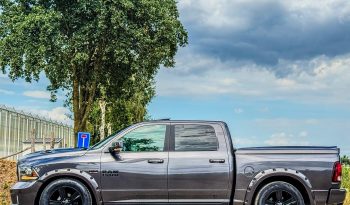 DODGE RAM 1500 5.7L HEMI V8 4X4 * SPORT * WIDE BODY * BLACK-OPPS * FULL OPTION * LIEFHEBBER * LUCHTVERING * AFSTAND START * 20 INCH LICHTMETALEN SPORTVELGEN * CUSTOM OPEN UITLAATSYSTEEM MET AFSTANDSBEDIENING * vol