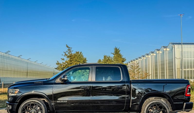DODGE RAM 1500 5.7L HEMI V8 4X4 * BLACK-OPPS * LPG PRINS 122 LITER * AFSTAND START * ZWARTE HEMEL * BEDCOVER AFSLUITBAAR * TREKHAAK 3500 KG * STOELVERWARMING * STUURVERWARMING * PARKEERSENSOREN * ACHTERUIT RIJ CAMERA * ALPINE SOUND SYSTEM * vol