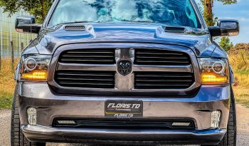 DODGE RAM 1500 5.7L HEMI V8 4X4 * SPORT * WIDE BODY * BLACK-OPPS * FULL OPTION * LIEFHEBBER * LUCHTVERING * AFSTAND START * 20 INCH LICHTMETALEN SPORTVELGEN * CUSTOM OPEN UITLAATSYSTEEM MET AFSTANDSBEDIENING * vol