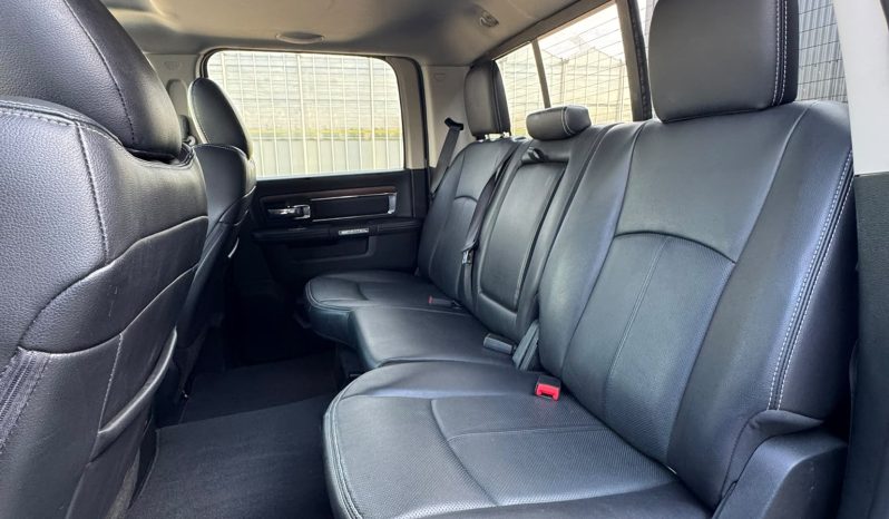 DODGE RAM 1500 5.7L HEMI V8 4X4 401PK * LARAMIE * BLACK-OPPS * 1E EIGENAAR * CUSTOM PERFORMANCE HOOD * AFSTAND START * 122 LITER PRINS LPG * 3500 KG TREKGEWICHT TREKHAAK * SMOKE VERLICHTING ROND OM * STOELVERKOELING * STOELVERWARMING * STUURVERWARMING * vol