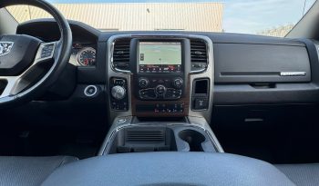 DODGE RAM 1500 5.7L HEMI V8 4X4 401PK * LARAMIE * BLACK-OPPS * 1E EIGENAAR * CUSTOM PERFORMANCE HOOD * AFSTAND START * 122 LITER PRINS LPG * 3500 KG TREKGEWICHT TREKHAAK * SMOKE VERLICHTING ROND OM * STOELVERKOELING * STOELVERWARMING * STUURVERWARMING * vol