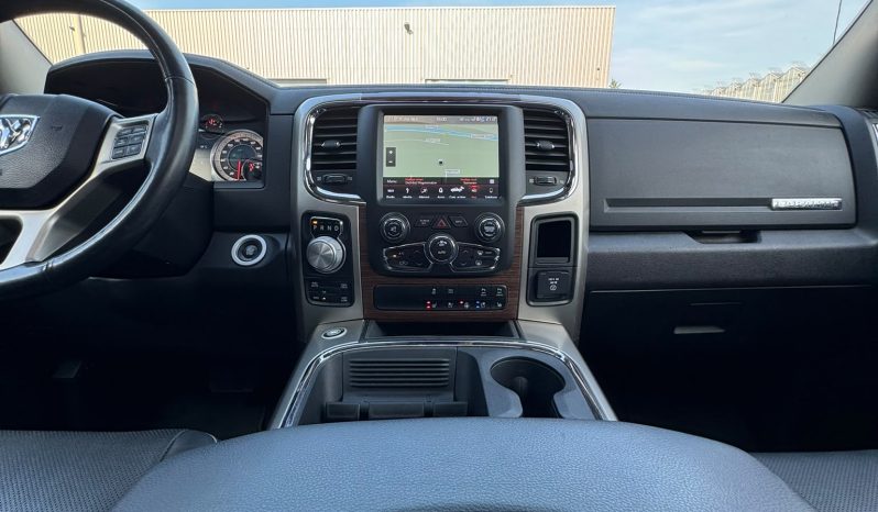 DODGE RAM 1500 5.7L HEMI V8 4X4 401PK * LARAMIE * BLACK-OPPS * 1E EIGENAAR * CUSTOM PERFORMANCE HOOD * AFSTAND START * 122 LITER PRINS LPG * 3500 KG TREKGEWICHT TREKHAAK * SMOKE VERLICHTING ROND OM * STOELVERKOELING * STOELVERWARMING * STUURVERWARMING * vol