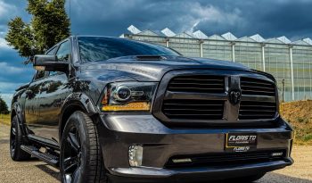 DODGE RAM 1500 5.7L HEMI V8 4X4 * SPORT * WIDE BODY * BLACK-OPPS * FULL OPTION * LIEFHEBBER * LUCHTVERING * AFSTAND START * 20 INCH LICHTMETALEN SPORTVELGEN * CUSTOM OPEN UITLAATSYSTEEM MET AFSTANDSBEDIENING * vol
