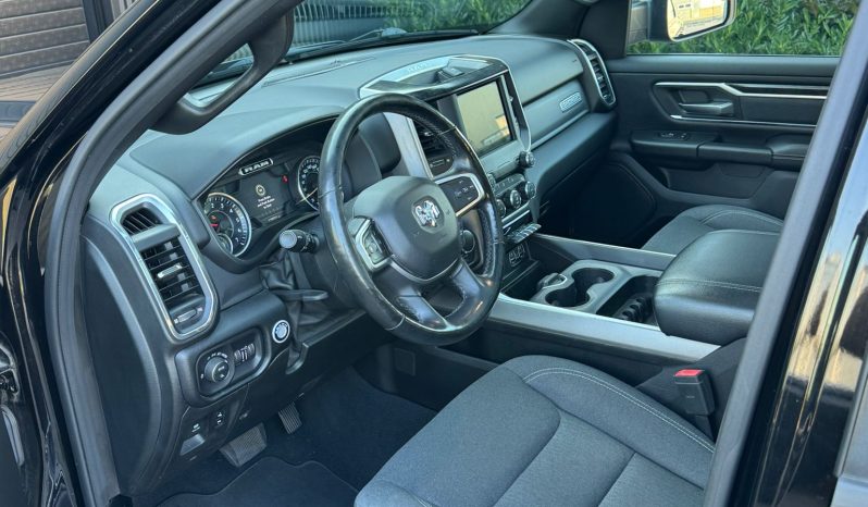 DODGE RAM 1500 5.7L HEMI V8 4X4 * BLACK-OPPS * LPG PRINS 122 LITER * AFSTAND START * ZWARTE HEMEL * BEDCOVER AFSLUITBAAR * TREKHAAK 3500 KG * STOELVERWARMING * STUURVERWARMING * PARKEERSENSOREN * ACHTERUIT RIJ CAMERA * ALPINE SOUND SYSTEM * vol