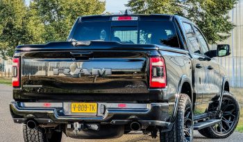 DODGE RAM 1500 5.7L HEMI V8 4X4 * BLACK-OPPS * LPG PRINS 122 LITER * AFSTAND START * ZWARTE HEMEL * BEDCOVER AFSLUITBAAR * TREKHAAK 3500 KG * STOELVERWARMING * STUURVERWARMING * PARKEERSENSOREN * ACHTERUIT RIJ CAMERA * ALPINE SOUND SYSTEM * vol