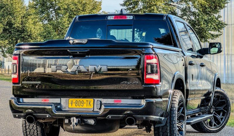 DODGE RAM 1500 5.7L HEMI V8 4X4 * BLACK-OPPS * LPG PRINS 122 LITER * AFSTAND START * ZWARTE HEMEL * BEDCOVER AFSLUITBAAR * TREKHAAK 3500 KG * STOELVERWARMING * STUURVERWARMING * PARKEERSENSOREN * ACHTERUIT RIJ CAMERA * ALPINE SOUND SYSTEM * vol