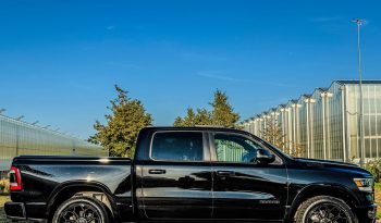 DODGE RAM 1500 5.7L HEMI V8 4X4 * BLACK-OPPS * LPG PRINS 122 LITER * AFSTAND START * ZWARTE HEMEL * BEDCOVER AFSLUITBAAR * TREKHAAK 3500 KG * STOELVERWARMING * STUURVERWARMING * PARKEERSENSOREN * ACHTERUIT RIJ CAMERA * ALPINE SOUND SYSTEM * vol