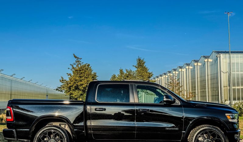 DODGE RAM 1500 5.7L HEMI V8 4X4 * BLACK-OPPS * LPG PRINS 122 LITER * AFSTAND START * ZWARTE HEMEL * BEDCOVER AFSLUITBAAR * TREKHAAK 3500 KG * STOELVERWARMING * STUURVERWARMING * PARKEERSENSOREN * ACHTERUIT RIJ CAMERA * ALPINE SOUND SYSTEM * vol