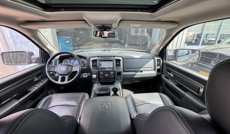DODGE RAM 1500 5.7L HEMI V8 4X4 * SPORT * WIDE BODY * BLACK-OPPS * FULL OPTION * LIEFHEBBER * LUCHTVERING * AFSTAND START * 20 INCH LICHTMETALEN SPORTVELGEN * CUSTOM OPEN UITLAATSYSTEEM MET AFSTANDSBEDIENING * vol