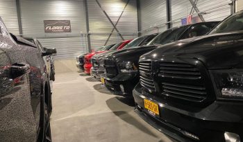 DODGE RAM 1500 5.7L HEMI V8 4X4 401PK * LARAMIE * BLACK-OPPS * 1E EIGENAAR * CUSTOM PERFORMANCE HOOD * AFSTAND START * 122 LITER PRINS LPG * 3500 KG TREKGEWICHT TREKHAAK * SMOKE VERLICHTING ROND OM * STOELVERKOELING * STOELVERWARMING * STUURVERWARMING * vol