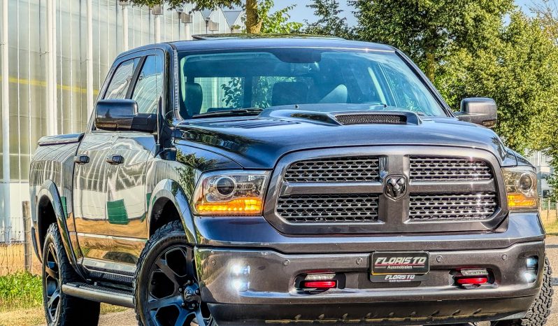 DODGE RAM 1500 5.7L HEMI V8 4X4 401PK * LARAMIE * BLACK-OPPS * 1E EIGENAAR * CUSTOM PERFORMANCE HOOD * AFSTAND START * 122 LITER PRINS LPG * 3500 KG TREKGEWICHT TREKHAAK * SMOKE VERLICHTING ROND OM * STOELVERKOELING * STOELVERWARMING * STUURVERWARMING * vol