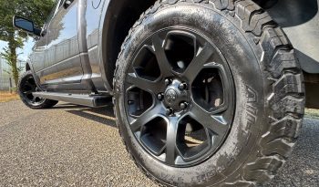 DODGE RAM 1500 5.7L HEMI V8 4X4 401PK * LARAMIE * BLACK-OPPS * 1E EIGENAAR * CUSTOM PERFORMANCE HOOD * AFSTAND START * 122 LITER PRINS LPG * 3500 KG TREKGEWICHT TREKHAAK * SMOKE VERLICHTING ROND OM * STOELVERKOELING * STOELVERWARMING * STUURVERWARMING * vol
