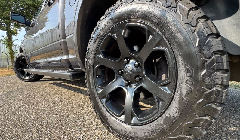 DODGE RAM 1500 5.7L HEMI V8 4X4 401PK * LARAMIE * BLACK-OPPS * 1E EIGENAAR * CUSTOM PERFORMANCE HOOD * AFSTAND START * 122 LITER PRINS LPG * 3500 KG TREKGEWICHT TREKHAAK * SMOKE VERLICHTING ROND OM * STOELVERKOELING * STOELVERWARMING * STUURVERWARMING * vol