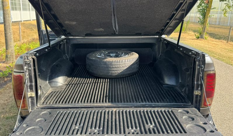 DODGE RAM 1500 5.7L HEMI V8 4X4 401PK * LARAMIE * BLACK-OPPS * 1E EIGENAAR * CUSTOM PERFORMANCE HOOD * AFSTAND START * 122 LITER PRINS LPG * 3500 KG TREKGEWICHT TREKHAAK * SMOKE VERLICHTING ROND OM * STOELVERKOELING * STOELVERWARMING * STUURVERWARMING * vol