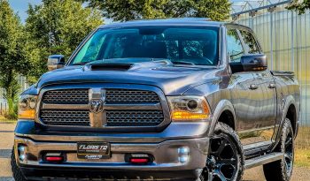 DODGE RAM 1500 5.7L HEMI V8 4X4 401PK * LARAMIE * BLACK-OPPS * 1E EIGENAAR * CUSTOM PERFORMANCE HOOD * AFSTAND START * 122 LITER PRINS LPG * 3500 KG TREKGEWICHT TREKHAAK * SMOKE VERLICHTING ROND OM * STOELVERKOELING * STOELVERWARMING * STUURVERWARMING * vol