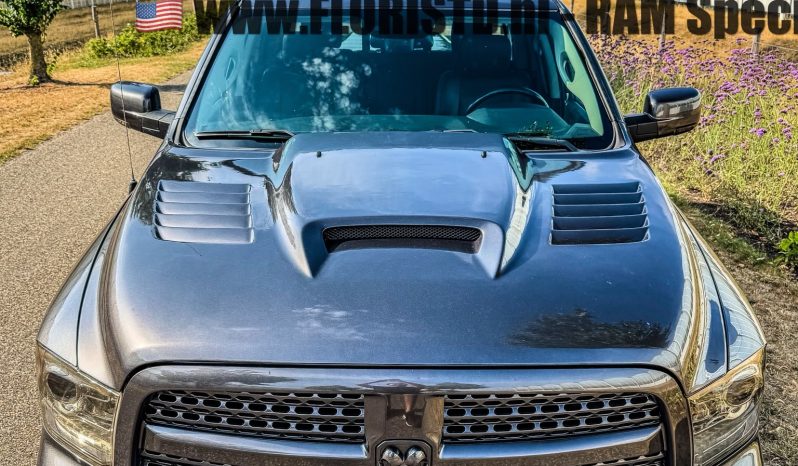 DODGE RAM 1500 5.7L HEMI V8 4X4 401PK * LARAMIE * BLACK-OPPS * 1E EIGENAAR * CUSTOM PERFORMANCE HOOD * AFSTAND START * 122 LITER PRINS LPG * 3500 KG TREKGEWICHT TREKHAAK * SMOKE VERLICHTING ROND OM * STOELVERKOELING * STOELVERWARMING * STUURVERWARMING * vol