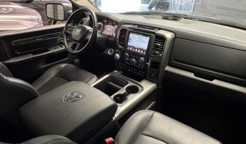DODGE RAM 1500 5.7L HEMI V8 4X4 * SPORT * WIDE BODY * BLACK-OPPS * FULL OPTION * LIEFHEBBER * LUCHTVERING * AFSTAND START * 20 INCH LICHTMETALEN SPORTVELGEN * CUSTOM OPEN UITLAATSYSTEEM MET AFSTANDSBEDIENING * vol