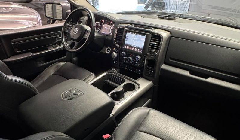 DODGE RAM 1500 5.7L HEMI V8 4X4 * SPORT * WIDE BODY * BLACK-OPPS * FULL OPTION * LIEFHEBBER * LUCHTVERING * AFSTAND START * 20 INCH LICHTMETALEN SPORTVELGEN * CUSTOM OPEN UITLAATSYSTEEM MET AFSTANDSBEDIENING * vol