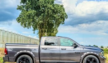 DODGE RAM 1500 5.7L HEMI V8 4X4 * SPORT * WIDE BODY * BLACK-OPPS * FULL OPTION * LIEFHEBBER * LUCHTVERING * AFSTAND START * 20 INCH LICHTMETALEN SPORTVELGEN * CUSTOM OPEN UITLAATSYSTEEM MET AFSTANDSBEDIENING * vol