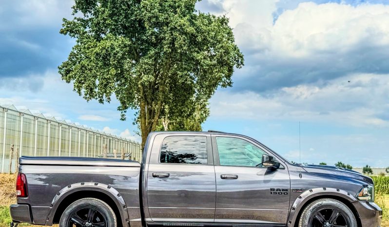 DODGE RAM 1500 5.7L HEMI V8 4X4 * SPORT * WIDE BODY * BLACK-OPPS * FULL OPTION * LIEFHEBBER * LUCHTVERING * AFSTAND START * 20 INCH LICHTMETALEN SPORTVELGEN * CUSTOM OPEN UITLAATSYSTEEM MET AFSTANDSBEDIENING * vol