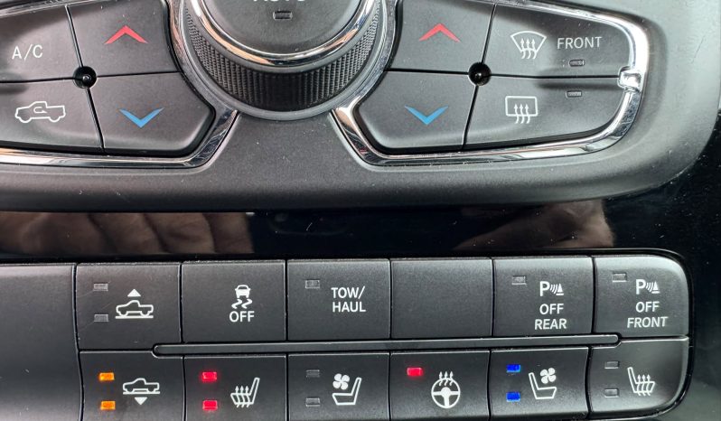 DODGE RAM 1500 5.7L HEMI V8 4X4 * SPORT * WIDE BODY * BLACK-OPPS * FULL OPTION * LIEFHEBBER * LUCHTVERING * AFSTAND START * 20 INCH LICHTMETALEN SPORTVELGEN * CUSTOM OPEN UITLAATSYSTEEM MET AFSTANDSBEDIENING * vol