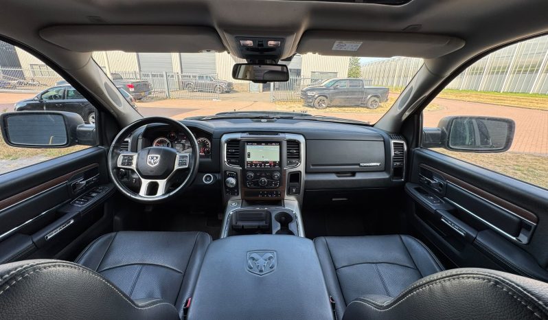 DODGE RAM 1500 5.7L HEMI V8 4X4 401PK * LARAMIE * BLACK-OPPS * 1E EIGENAAR * CUSTOM PERFORMANCE HOOD * AFSTAND START * 122 LITER PRINS LPG * 3500 KG TREKGEWICHT TREKHAAK * SMOKE VERLICHTING ROND OM * STOELVERKOELING * STOELVERWARMING * STUURVERWARMING * vol