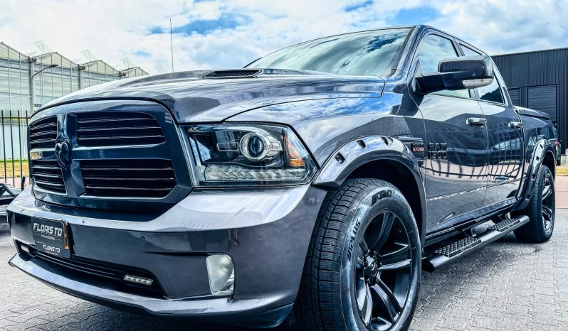 DODGE RAM 1500 5.7L HEMI V8 4X4 * SPORT * WIDE BODY * BLACK-OPPS * FULL OPTION * LIEFHEBBER * LUCHTVERING * AFSTAND START * 20 INCH LICHTMETALEN SPORTVELGEN * CUSTOM OPEN UITLAATSYSTEEM MET AFSTANDSBEDIENING * vol