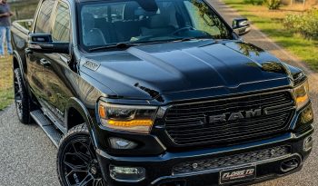 DODGE RAM 1500 5.7L HEMI V8 4X4 * BLACK-OPPS * LPG PRINS 122 LITER * AFSTAND START * ZWARTE HEMEL * BEDCOVER AFSLUITBAAR * TREKHAAK 3500 KG * STOELVERWARMING * STUURVERWARMING * PARKEERSENSOREN * ACHTERUIT RIJ CAMERA * ALPINE SOUND SYSTEM * vol