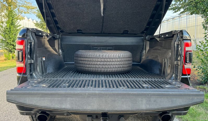 DODGE RAM 1500 5.7L HEMI V8 4X4 * BLACK-OPPS * LPG PRINS 122 LITER * AFSTAND START * ZWARTE HEMEL * BEDCOVER AFSLUITBAAR * TREKHAAK 3500 KG * STOELVERWARMING * STUURVERWARMING * PARKEERSENSOREN * ACHTERUIT RIJ CAMERA * ALPINE SOUND SYSTEM * vol