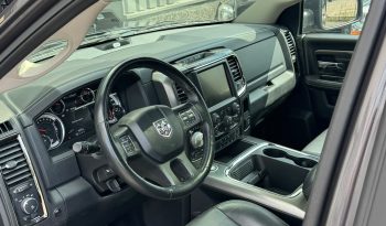 DODGE RAM 1500 5.7L HEMI V8 4X4 * SPORT * WIDE BODY * BLACK-OPPS * FULL OPTION * LIEFHEBBER * LUCHTVERING * AFSTAND START * 20 INCH LICHTMETALEN SPORTVELGEN * CUSTOM OPEN UITLAATSYSTEEM MET AFSTANDSBEDIENING * vol