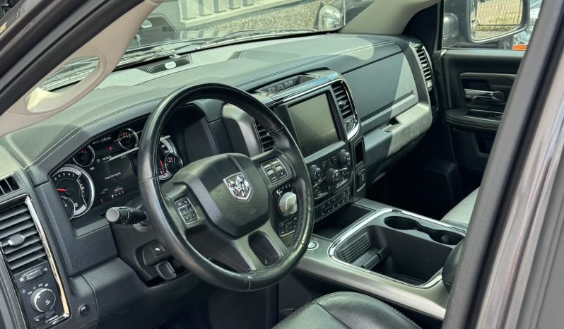 DODGE RAM 1500 5.7L HEMI V8 4X4 * SPORT * WIDE BODY * BLACK-OPPS * FULL OPTION * LIEFHEBBER * LUCHTVERING * AFSTAND START * 20 INCH LICHTMETALEN SPORTVELGEN * CUSTOM OPEN UITLAATSYSTEEM MET AFSTANDSBEDIENING * vol