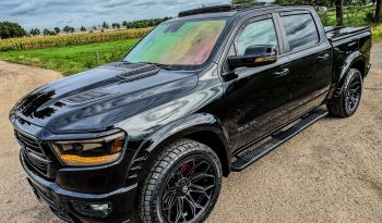 DODGE RAM 1500 5.7L HEMI V8 4X4 401PK * SPORT * BLACK-OPPS * WIDE BODY * SUPER DIKKE PICK-UP * 440 PK * MDS DELETE * CUSTOM OPEN UITLAATSYSTEEM * 200 LITER LPG * AFSTAND START * ALLE OPTIES * STOELVERKOELING * SPECIALE PERFORMANCE REMMEN * vol
