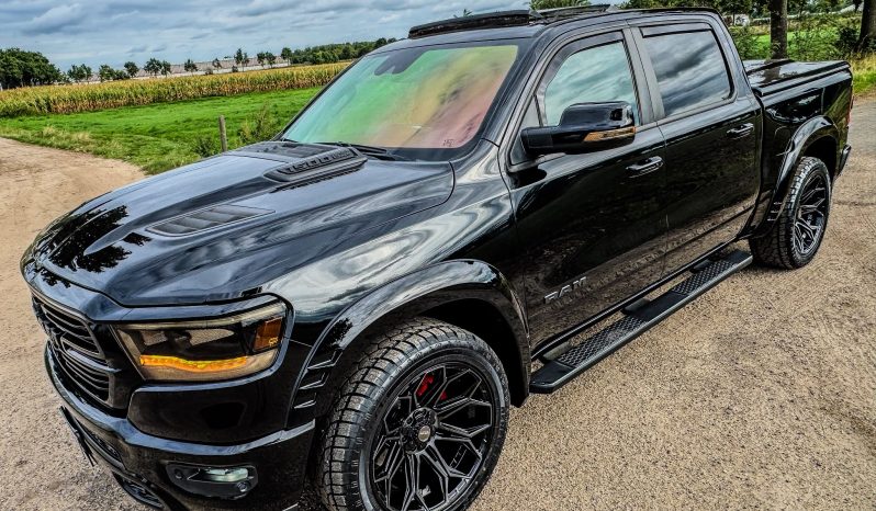 DODGE RAM 1500 5.7L HEMI V8 4X4 401PK * SPORT * BLACK-OPPS * WIDE BODY * SUPER DIKKE PICK-UP * 440 PK * MDS DELETE * CUSTOM OPEN UITLAATSYSTEEM * 200 LITER LPG * AFSTAND START * ALLE OPTIES * STOELVERKOELING * SPECIALE PERFORMANCE REMMEN * vol