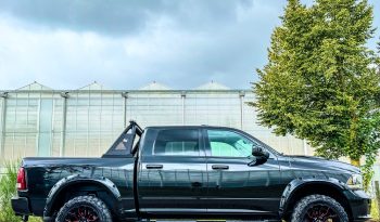 DODGE RAM 1500 5.7L HEMI 4X4 V8 401PK * SPORT * BLACK-OPPS * EXTREEM LAGE BIJTELLING * UNIEK * NEKKENDRAAIER * VERHOOGD * VERBREED * EXTREEM DIKKE LICHTMETALEN SPORTVELGEN * ROLLBAR * DUKES OF HAZZARD HOORN * CUSTOM LED VERLICHTING RONDOM * vol