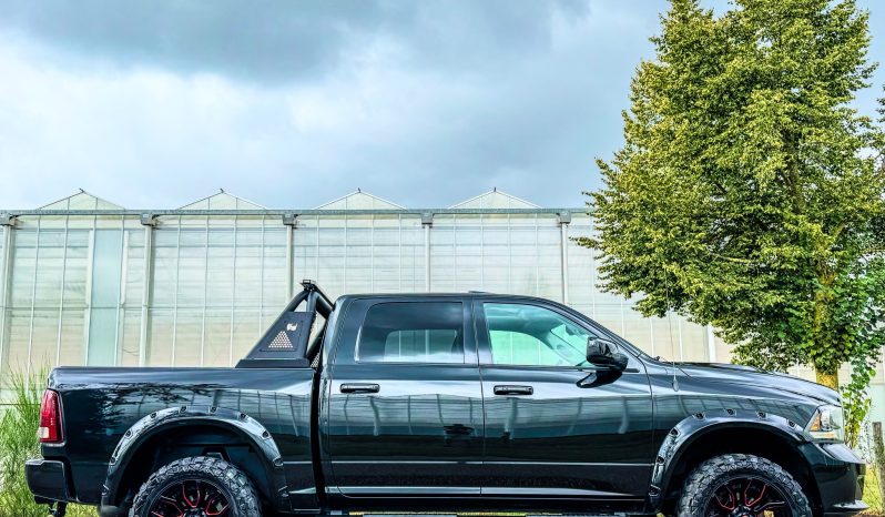 DODGE RAM 1500 5.7L HEMI 4X4 V8 401PK * SPORT * BLACK-OPPS * EXTREEM LAGE BIJTELLING * UNIEK * NEKKENDRAAIER * VERHOOGD * VERBREED * EXTREEM DIKKE LICHTMETALEN SPORTVELGEN * ROLLBAR * DUKES OF HAZZARD HOORN * CUSTOM LED VERLICHTING RONDOM * vol