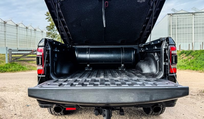 DODGE RAM 1500 5.7L HEMI V8 4X4 401PK * SPORT * BLACK-OPPS * WIDE BODY * SUPER DIKKE PICK-UP * 440 PK * MDS DELETE * CUSTOM OPEN UITLAATSYSTEEM * 200 LITER LPG * AFSTAND START * ALLE OPTIES * STOELVERKOELING * SPECIALE PERFORMANCE REMMEN * vol