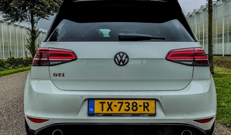 VOLKSWAGEN GOLF GTI 2.0L PERFORMANCE 350 PK * DSG * FULL OPTION * 20 INCH LICHTMETALEN SPORTVELGEN * LIEFHEBBER * ONDERHOUDSHISTORIE * ZWARTE HEMEL * SCHUIFKANTELDAK * SPECIAAL UITLAATSYSTEEM * PPF SMOKE VERLICHTING * vol