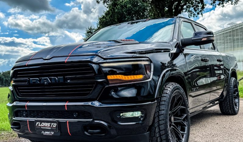 DODGE RAM 1500 5.7L HEMI 4X4 401PK * LARAMIE * SPORT * BLACK-OPPS * LAGE BIJTELLING * CUSTOM VIPER STRIPING * CHERRY BOM UITLAATSYSTEEM * AFSTAND START * PPF SMOKE VERLICHTING * 122 LITER PRINS LPG * 22 INCH 4-PLAY LICHTMETALEN SPORTVELGEN * HELE DIKKE PICK-UP * vol