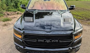 DODGE RAM 1500 5.7L HEMI V8 4X4 401PK * SPORT * BLACK-OPPS * WIDE BODY * SUPER DIKKE PICK-UP * 440 PK * MDS DELETE * CUSTOM OPEN UITLAATSYSTEEM * 200 LITER LPG * AFSTAND START * ALLE OPTIES * STOELVERKOELING * SPECIALE PERFORMANCE REMMEN * vol