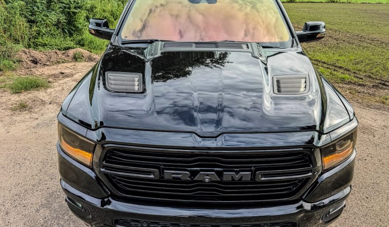 DODGE RAM 1500 5.7L HEMI V8 4X4 401PK * SPORT * BLACK-OPPS * WIDE BODY * SUPER DIKKE PICK-UP * 440 PK * MDS DELETE * CUSTOM OPEN UITLAATSYSTEEM * 200 LITER LPG * AFSTAND START * ALLE OPTIES * STOELVERKOELING * SPECIALE PERFORMANCE REMMEN * vol