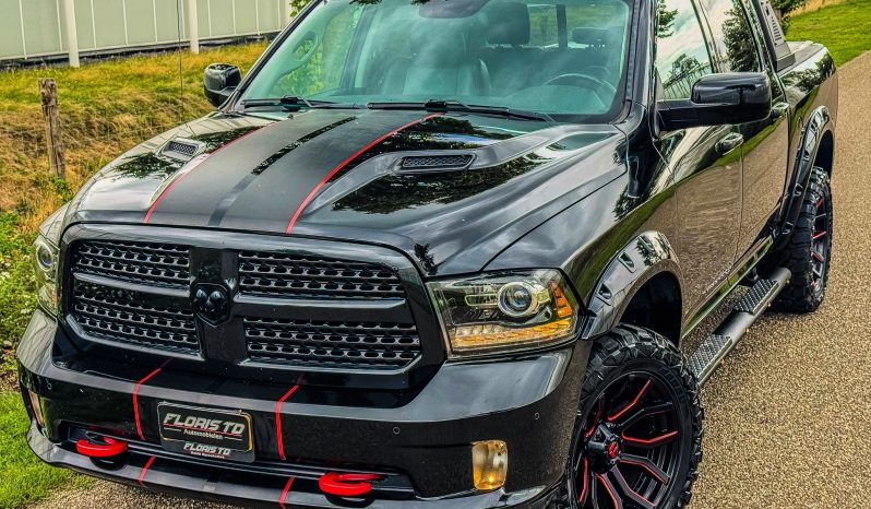 DODGE RAM 1500 5.7L HEMI 4X4 V8 401PK * SPORT * BLACK-OPPS * EXTREEM LAGE BIJTELLING * UNIEK * NEKKENDRAAIER * VERHOOGD * VERBREED * EXTREEM DIKKE LICHTMETALEN SPORTVELGEN * ROLLBAR * DUKES OF HAZZARD HOORN * CUSTOM LED VERLICHTING RONDOM * vol