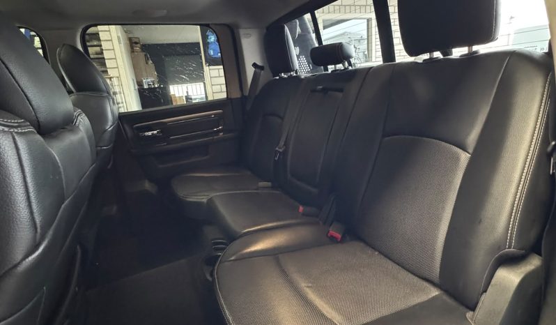 DODGE RAM 1500 5.7L HEMI 4X4 V8 401PK * SPORT * BLACK-OPPS * EXTREEM LAGE BIJTELLING * UNIEK * NEKKENDRAAIER * VERHOOGD * VERBREED * EXTREEM DIKKE LICHTMETALEN SPORTVELGEN * ROLLBAR * DUKES OF HAZZARD HOORN * CUSTOM LED VERLICHTING RONDOM * vol
